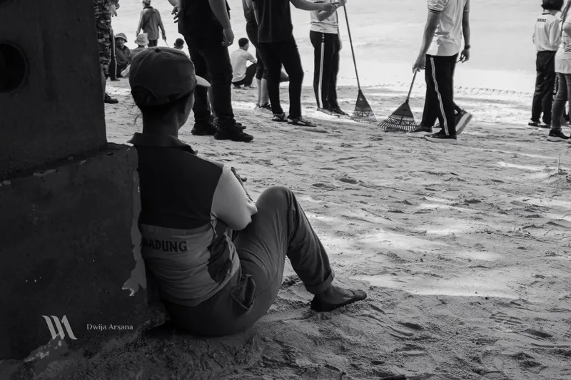 Seorang ibu yang sedang beristirahat